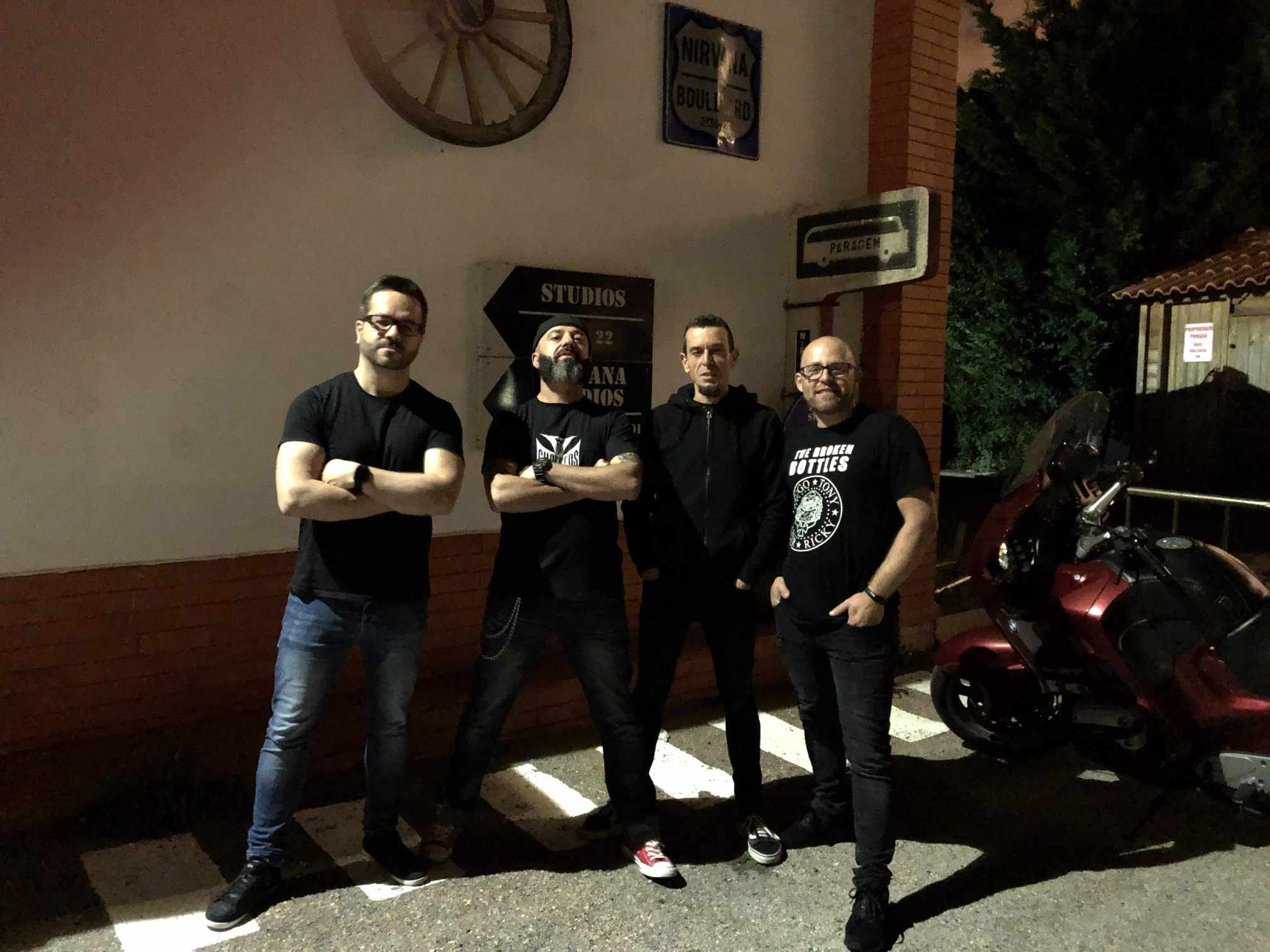 Broken Bottles em concerto