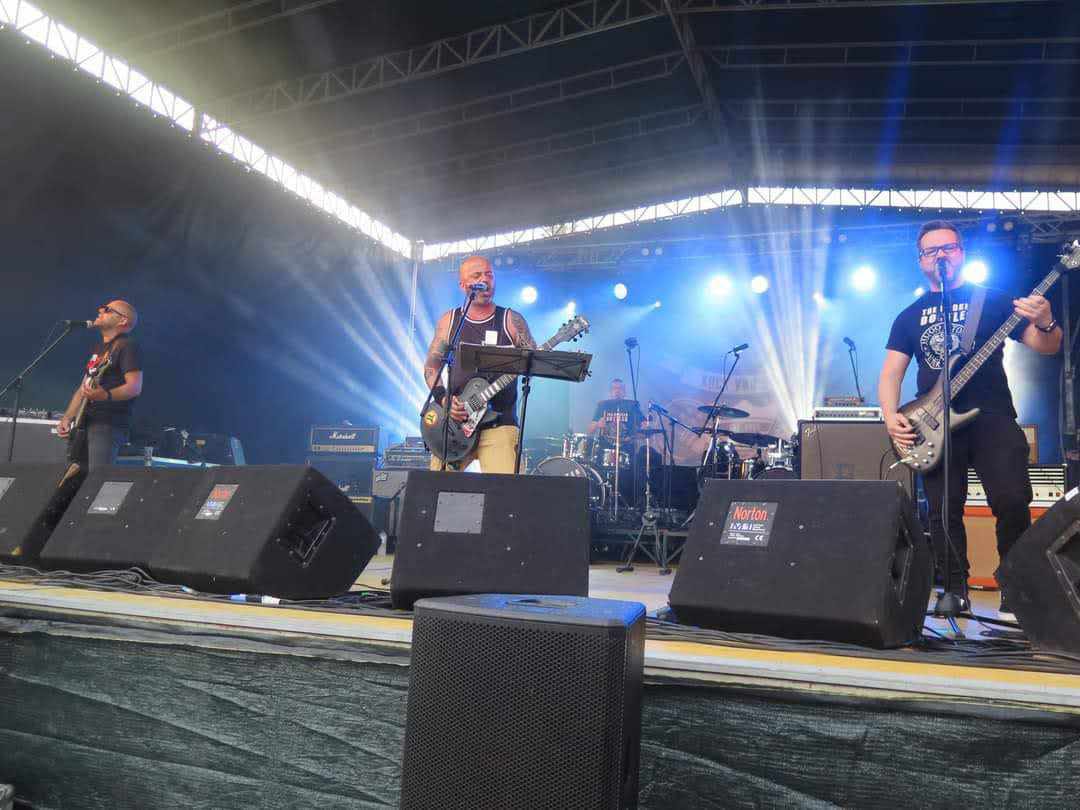 Broken Bottles em estúdio