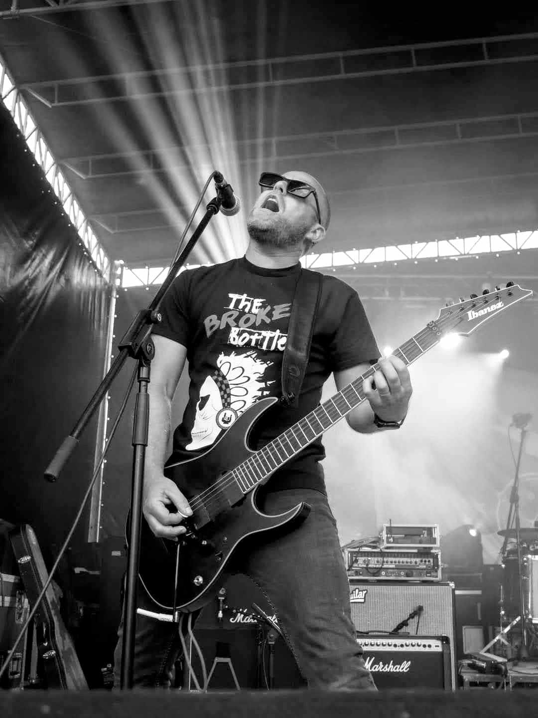 tony — Guitarra e voz